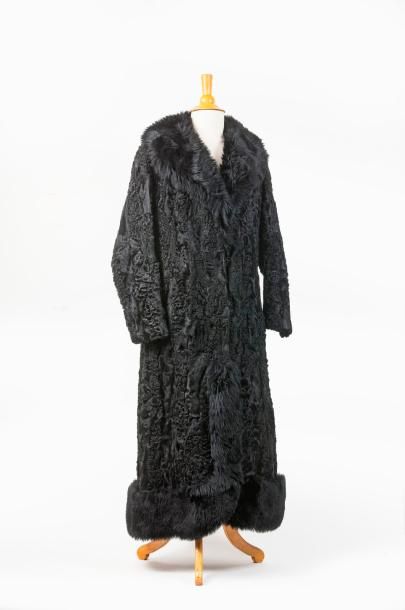 Révillon frères


Manteau long en astrakan...