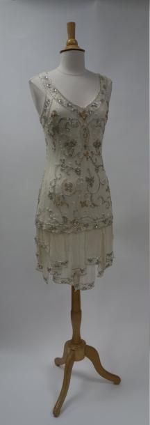 Robe en soie crème entièrement brodée de...