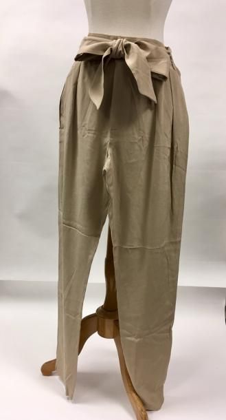 LES PETITES


Pantalon en soie beige, à ceinture...