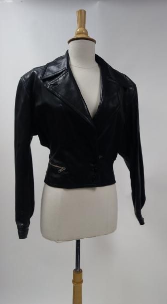 ALAÏA


Veste courte en cuir noir. 

Epaulée,...