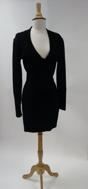ALAÏA


Robe courte en mélange de laine noire....