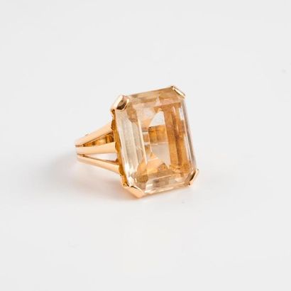 Bague en or jaune (750) ornée d'une importante...