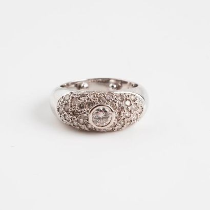 Bague en or gris (750) ornée d'un diamant...