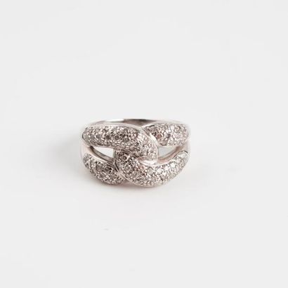 Bague en or gris (750) figurant deux boucles...