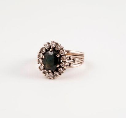 Bague en or gris (585) ornée d'un saphir...
