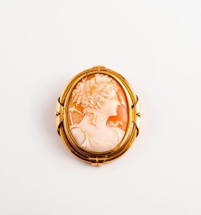 Pendentif broche en or jaune (750) centré...