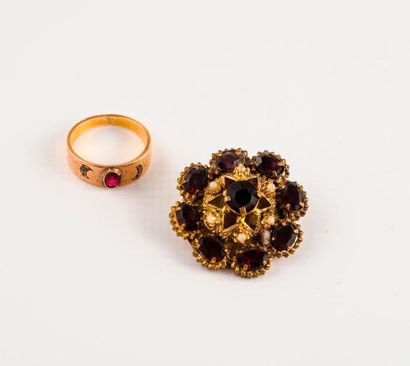 Bague en or jaune (750) centrée d'une pierre...