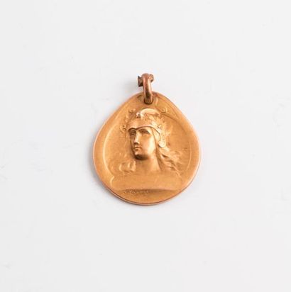 Médaille en or jaune (750) à décor d'une...