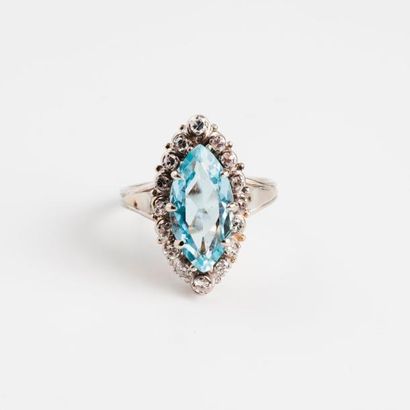 Bague de forme marquise en or gris (750)...