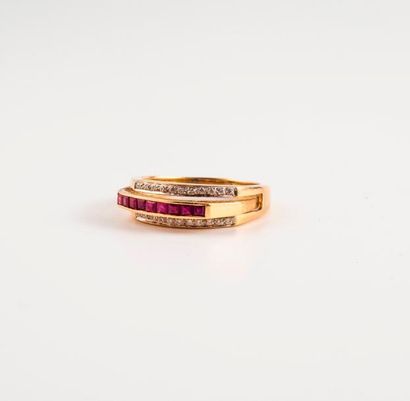 Bague en or jaune (750) ornée d'une ligne...