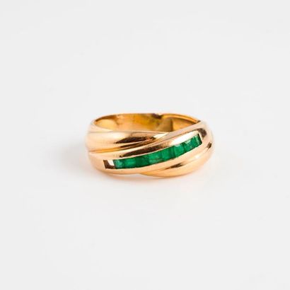 Bague en or jaune (750) ornée d'une ligne...