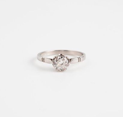 Bague solitaire en platine (850) ornée d'un...
