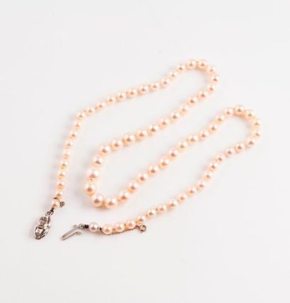 Collier de perles de culture en chute. Fermoir...