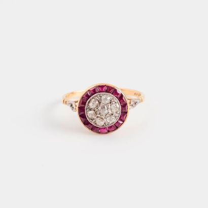 Bague ronde en ors jaune et gris (750) centrée...
