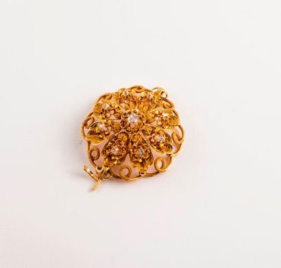 Broche ronde bombée ajourée en or jaune (750),...