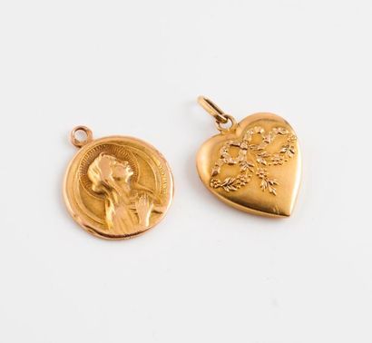 Lot de deux pendentifs en or jaune (750)....