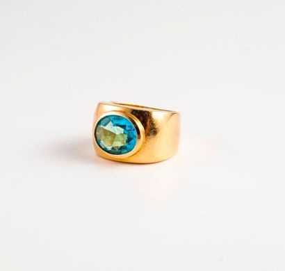 Bague en or jaune (750) ornée d'une pierre...