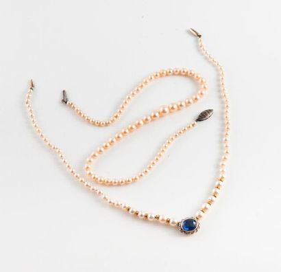 Deux colliers de perles de culture : 

-...