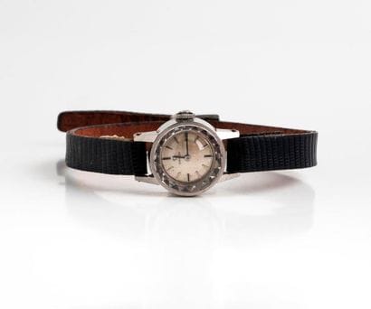 OMEGA


Petite montre bracelet de dame. 

Boîtier...