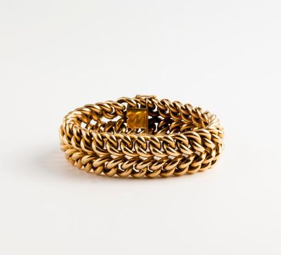 Bracelet en or jaune (750) à maille tressée....