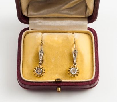 Paire de dormeuses en ors jaune et rose (750)...
