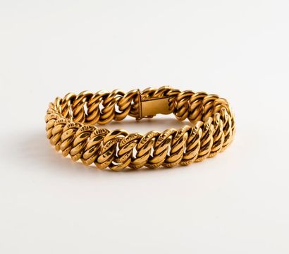 Bracelet en or jaune (750) à maille américaine....