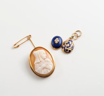 Broche pendentif ovale en or jaune (750)...