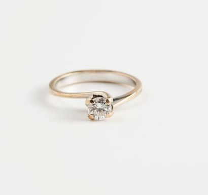 Bague en or gris (750) ornée d'un diamant...