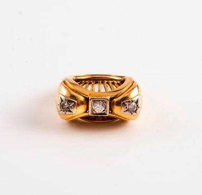 Bague bombée en or jaune (750) et filins...