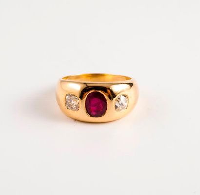 Bague jonc en or jaune (750) ornée d'un rubis...