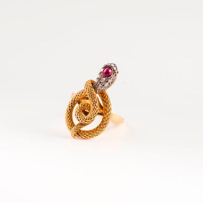 Bague ornée d'un serpent lové en ors jaune...