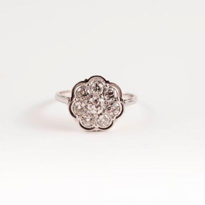 Bague marguerite en or gris (750) ornée de...