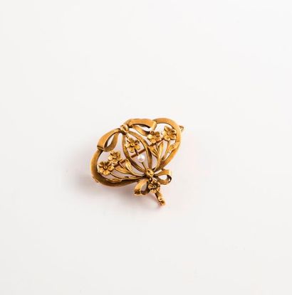 Broche pendentif en or jaune (750) ajourée...