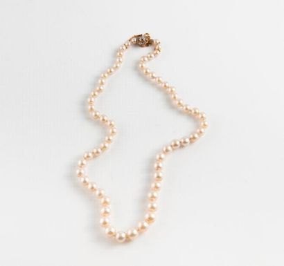 Collier à un rang de perles de fantaisie....