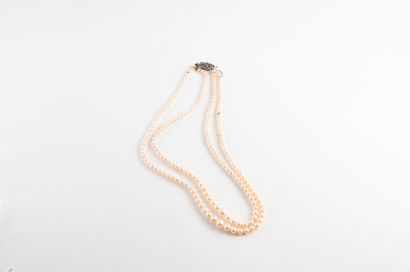 Collier à deux rangs de perles de culture....