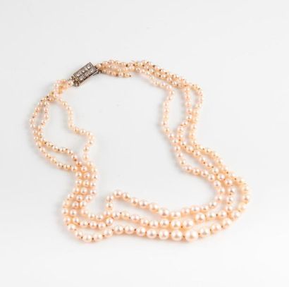 Collier de trois rangs de perles de culture...