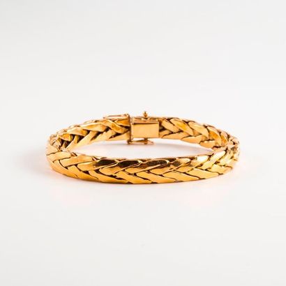 Bracelet en or jaune (750) à maille tressée....