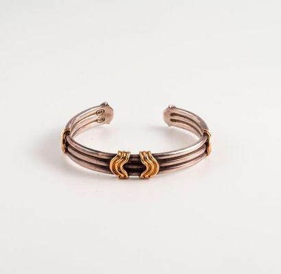 Bracelet torque ouvert formé de trois filins...