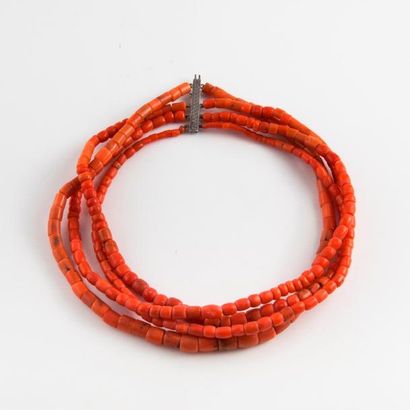 Collier quatre rangs de perles de corail...