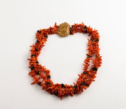 Collier à trois rangs de brins de corail...