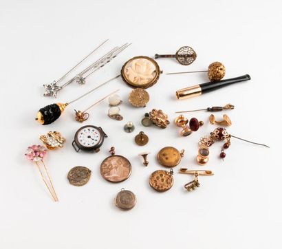 Lot de bijoux fantaisies divers dont broches,...