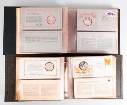 Deux albums contenant des enveloppes timbrées...