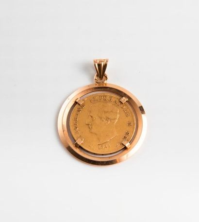 Un pendentif en or jaune (750) retenant une...