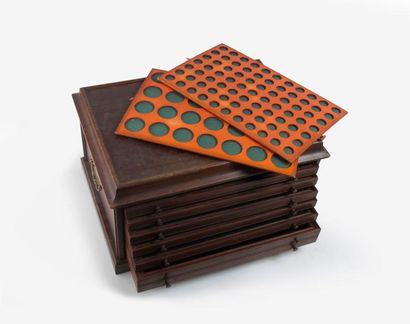 Coffre à médailles en bois mouluré à six...
