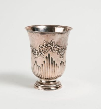 Timbale de forme tulipe en argent (950) à...