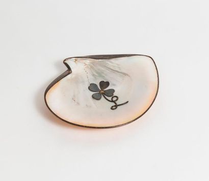 Coupe vide-poche formée d’une coquille d'huître...