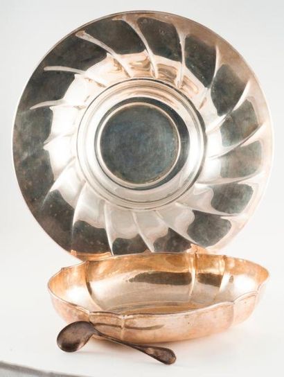 Trois objets en argent (800) : 

- bassin...