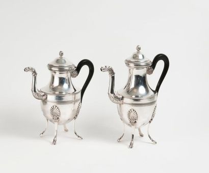 Deux verseuses (théière / cafetière) quadripodes...