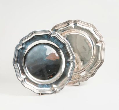Deux plats en argent (950) à bords contournés...