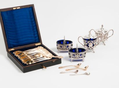 Lot d'objets en argent : 

- Une paire de...